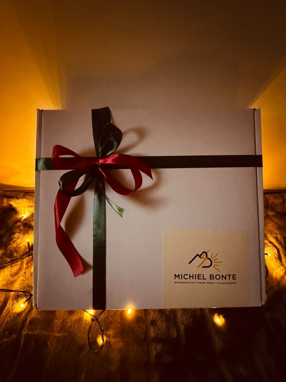 Ingepakte eindejaarsbox van Michiel Bonte met strik (editie 2025)